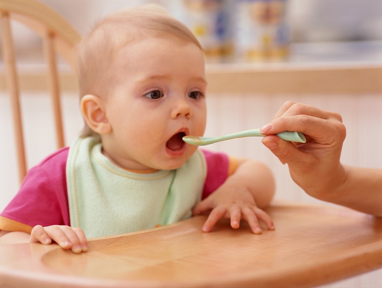 4 – 6 aylık bebek beslenmesi neler yiyebilir ek gıdalar