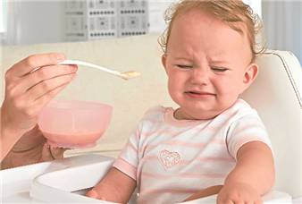 Bebeklere yemek yedirmenin yolları ve nasıl yemek yedirilir