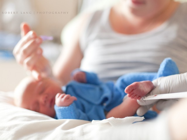 Bebeğin göbek kordonu bakımı nasıl yapılır ve göbek düşmesi