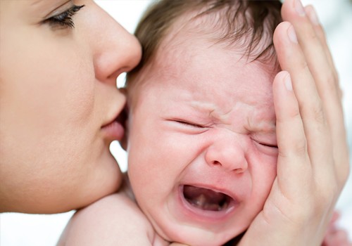 Sürekli ağlayan bebek normal mi, ne yapılmalı