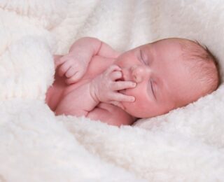 Yenidoğan Bebek Uyanmıyor Emmiyor